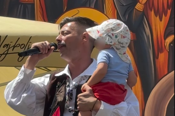 (VIDEO) "MOJ SIN I NJEGOV PRVI KONCERT" Milan Vasić peva u narodnoj nošnji, u naručju drži naslednika, prizor iz Prizrena sve raznežio