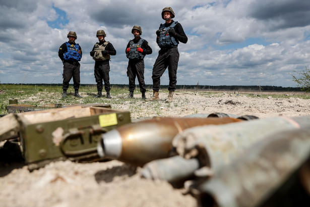 Saperzy podczas przygotowań do detonacji niewybuchów w okolicach Borodzianki w obwodzie kijowskim