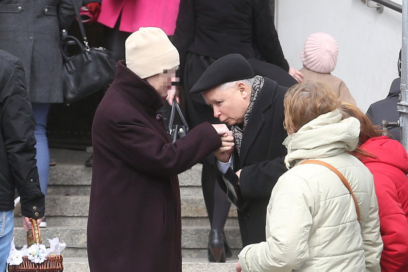 Kaczyński z koszyczkiem