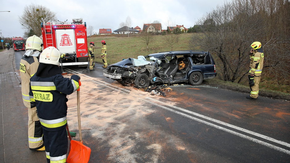 Wypadek na ul. Bałtyckiej w Olsztynie. Kierowca osobowego volvo zderzył się z ciężarówką [ZDJĘCIA]