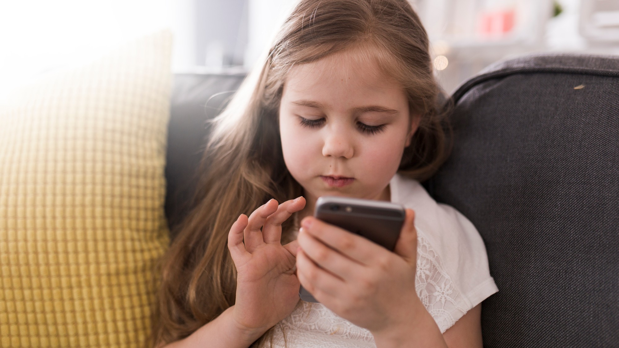 Skoré používanie smartfónov oslabuje tzv. sociálne ja.