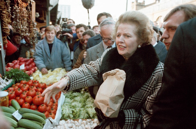 Brytyjska premier robi zakupy na straganie w Warszawie, 3 listopada 1988 roku