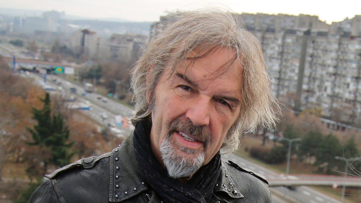 "Nemam pasoš, nemam novac, NITI GDE DA SE VRATIM" Pevač godinama živi u Holandiji, kolega sad opleo po njemu: "On je loš čovek!"