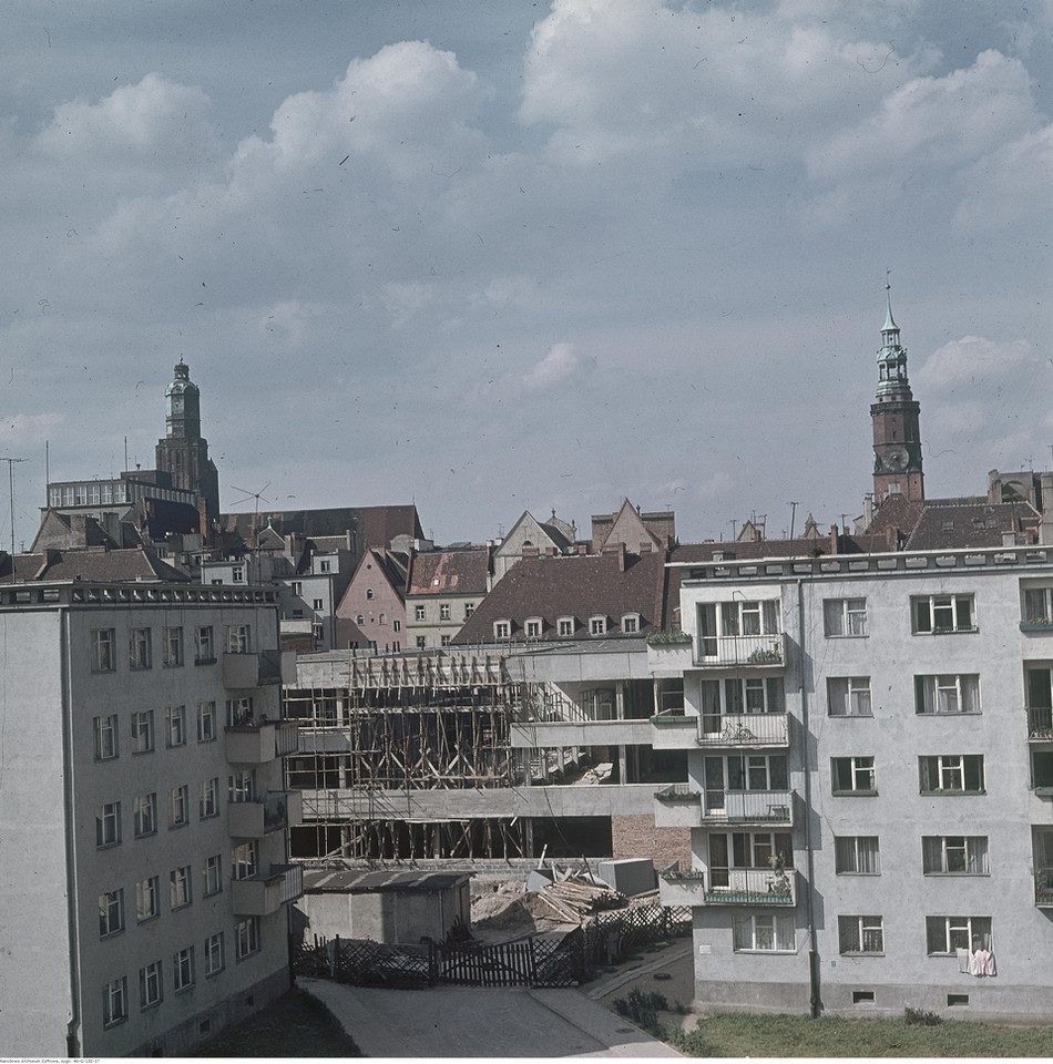 Wrocław, bloki mieszkalne i budowany budynek. W tle widoczne wieże - z lewej kościoła św. Elżbiety Węgierskiej, z prawej Starego Ratusza, 1968 r.