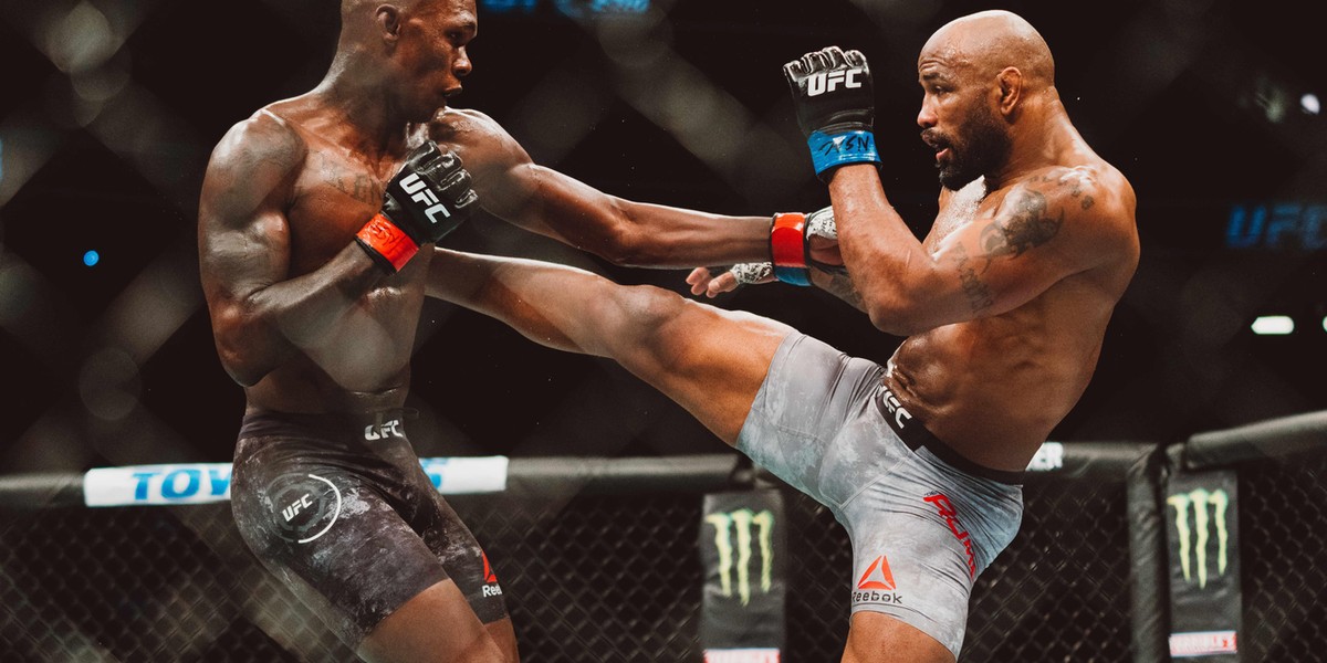 Israel Adesanya (z lewej) w walce z Yoelem Romero