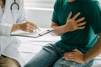 Czterdziestolatkowie zrzucają winę na stres, seniorzy na wiek. Profesor: to śmiertelna pułapka