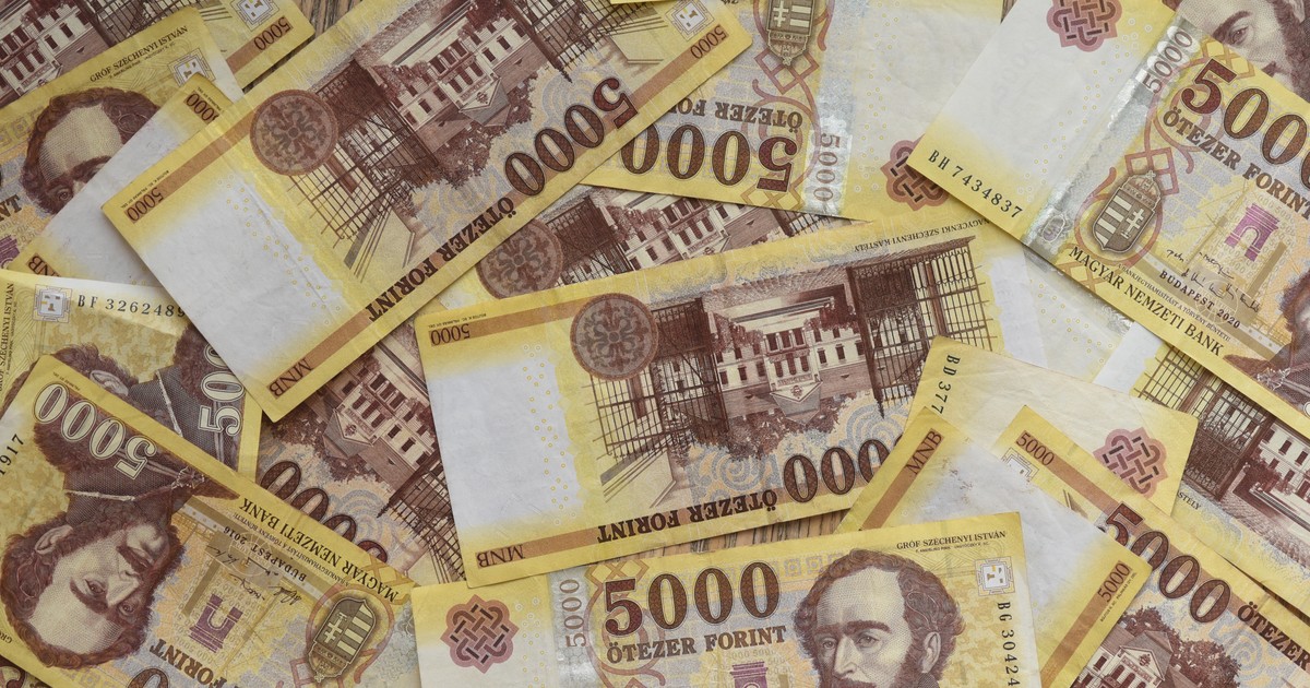Bezuhant a magyar valuta: már 401 forint körül ingadozik az euró-forint árfolyam