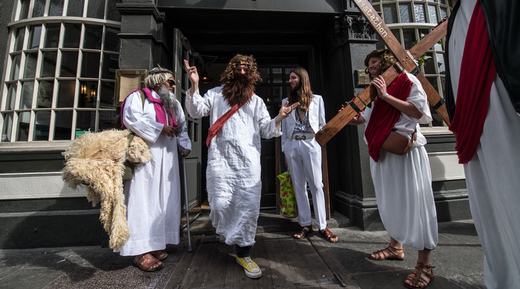  Jézusnak öltözve járják a kocsmákat/ Fotó:Europress-Getty Images