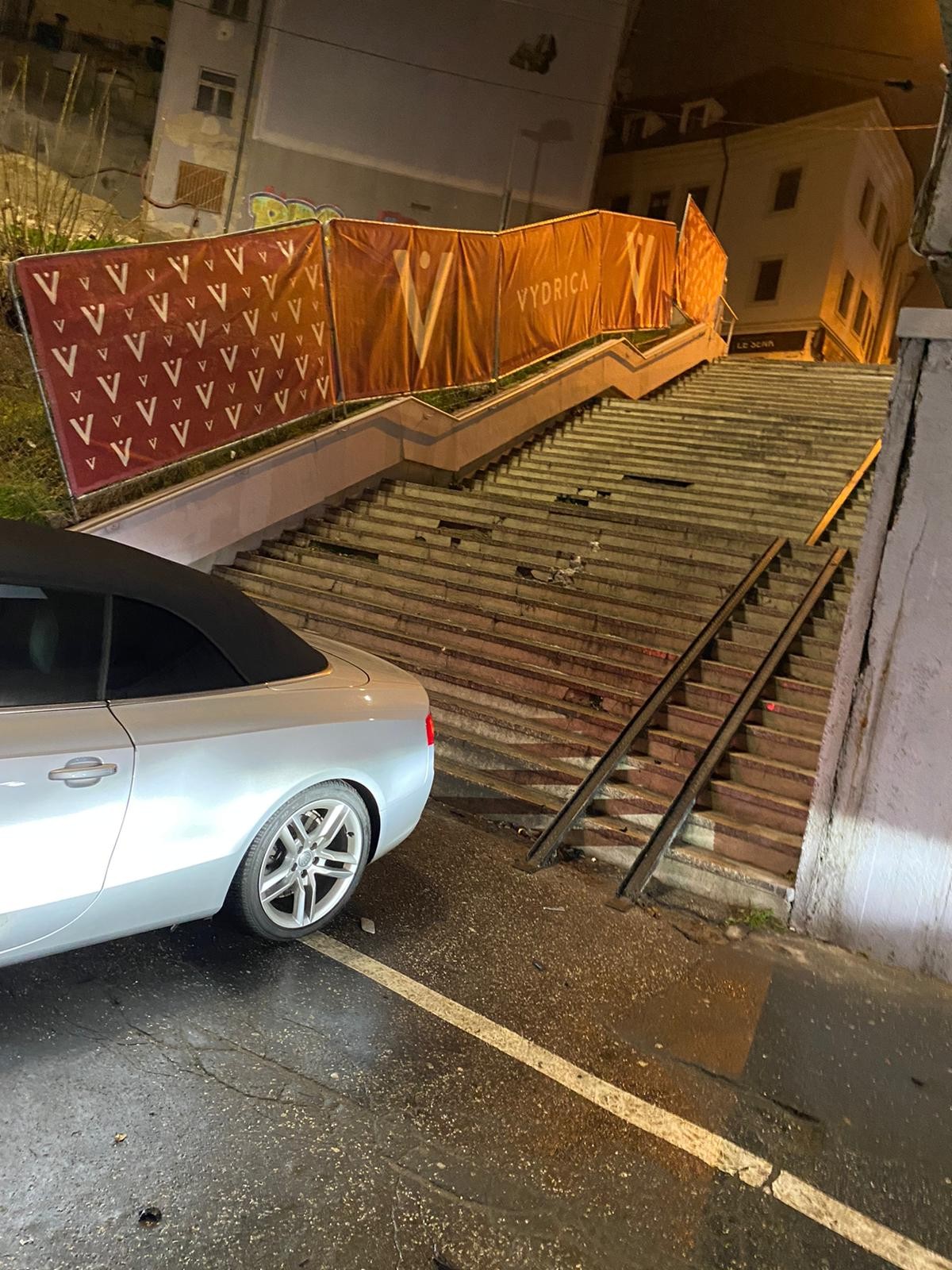 Polícia rieši prípad neznámeho vodiča, ktorý vo štvrtok ráno „zbehol“ autom po schodoch na Židovskej ulici v Bratislave. 