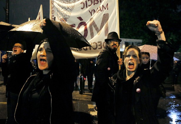 "Czarny poniedziałek" w Warszawie - uczestnicy ogólnopolskiego protestu, po manifestacji na pl. Zamkowym, przeszli przed Sejm, PAP/Tomasz Gzell