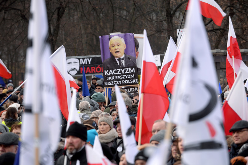 Sympatycy KOD-u zebrali się na błoniach Stadionu Narodowego, skąd przeszli przez centrum miasta na plac Piłsudskiego. Manifestacja odbyła się pod hasłem "My, Naród", a w jej trakcie zbierane są podpisy pod nowym projektem ustawy o Trybunale Konstytucyjnym.