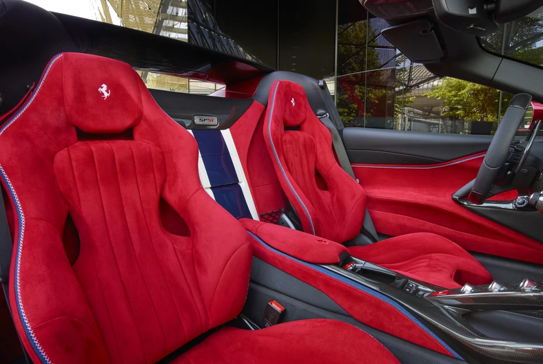 Intensywnie czerwona kabina Ferrari SP51