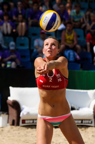 Na plaży fajnie jest. Piękne dziewczyny grają w siatkówkę