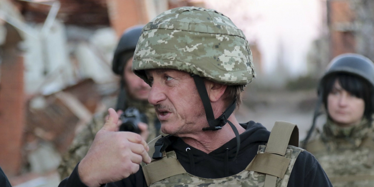 Wizyta 61-letniego amerykańskiego aktora i reżysera ma miejsce w momencie, gdy analitycy coraz częściej mówią o rosnącej obecności rosyjskich wojsk na granicy z Ukrainą