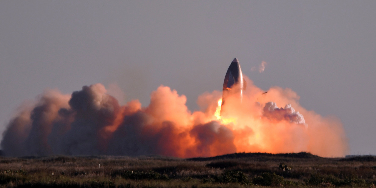 Tak wygląda rakieta Starship firmy SpaceX, która wybuchła w Teksasie. To już kolejny raz, gdy ten prototyp eksplodował po lądowaniu - na zdjęciu widać wybuch Starship z grudnia 2020 r. 
