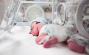 Niska masa urodzeniowa czterokrotnie zwiększa ryzyko stłuszczenia wątroby [BADANIE]