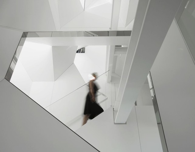 Projekt wnętrza został zainspirowany matematycznym algorytmem, opisanym w pracy naukowej właściciela apartamentu, który nie chce ujawniać swojej tożsamości. Wspomniany algorytm jest w stanie przedstawić strukturę  skomplikowanych sekwencji symboli: suity Bacha, ludzkiego genomu oraz literackiego sonetu.  Na zdjęciu: SkyHouse, klatka schodowa, źródło: David Hotson_Architect