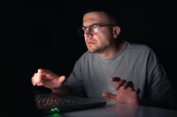 Spędziłem tydzień wśród mężczyzn, którzy nienawidzą kobiet. "Pomimo oporów eskaluj dotyk, aż dziewczyna w końcu pęknie"