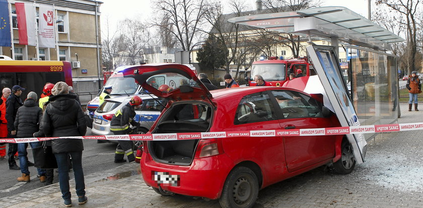 Auto wjechało w przystanek. Są ranni!