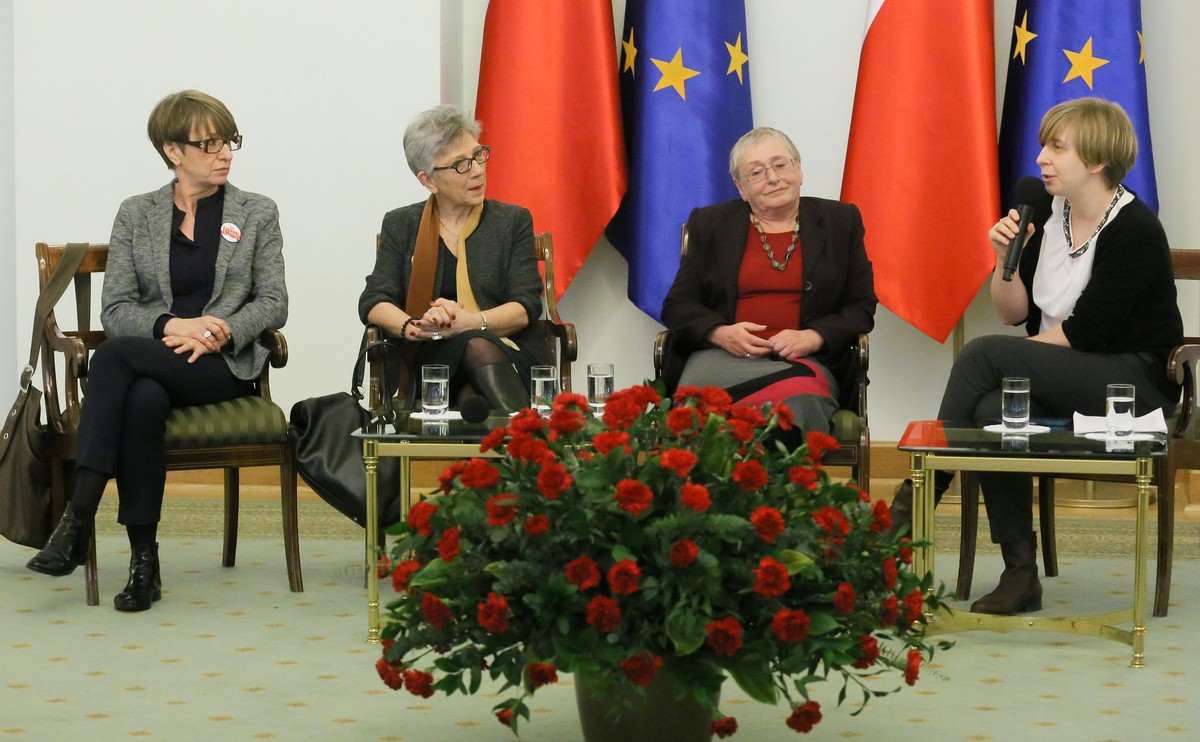 Od lewej: dyektor Fundacji Batorego Ewa Kulik-Bielińska, prezes zarządu Helsińskiej Fundacji Praw Człowieka Danuta Przywara, Ludwika Wujec i prezes Stowarzyszenia 61 Róża Rzeplińska