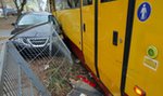 Wypadek na Bałutach w Łodzi. Kierująca saabem nie zauważyła tramwaju na ulicy Limanowskiego. 