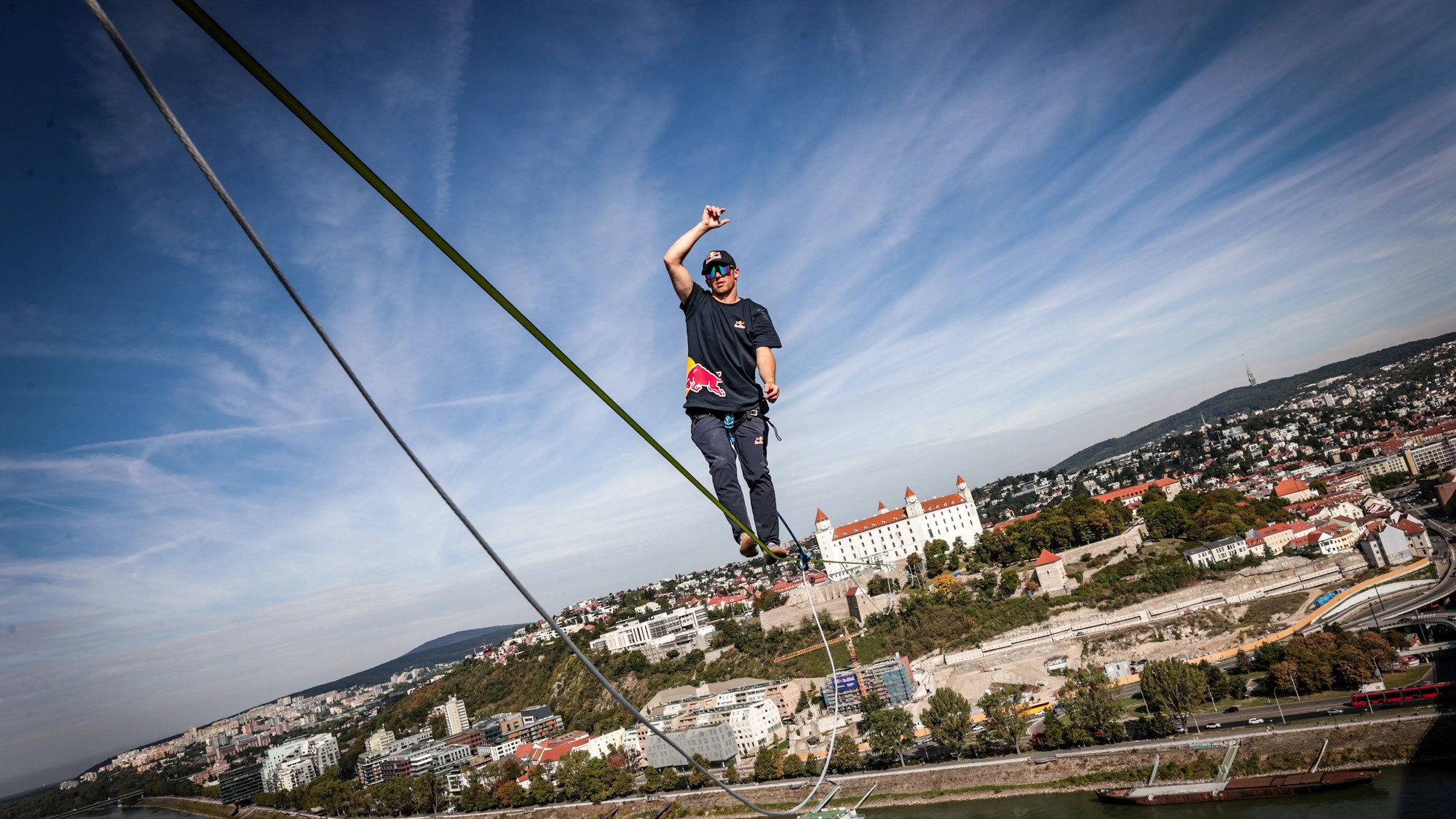 Estónsky slackliner Jaan Roose počas pokusu o nový svetový rekord v Bratislave, 18. september 2026