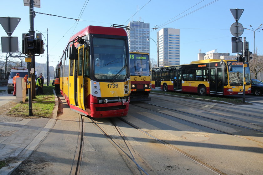 Zderzenie tramwaju z autobusem na Kilińskiego przy Narutowicza w Łodzi