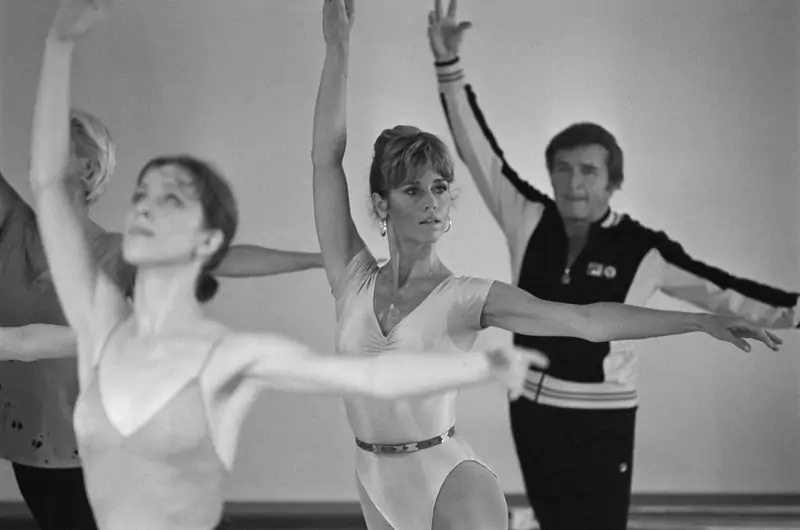 Jane Fonda i Mike Douglas podczas ćwiczeń, 1979 r. / Getty Images