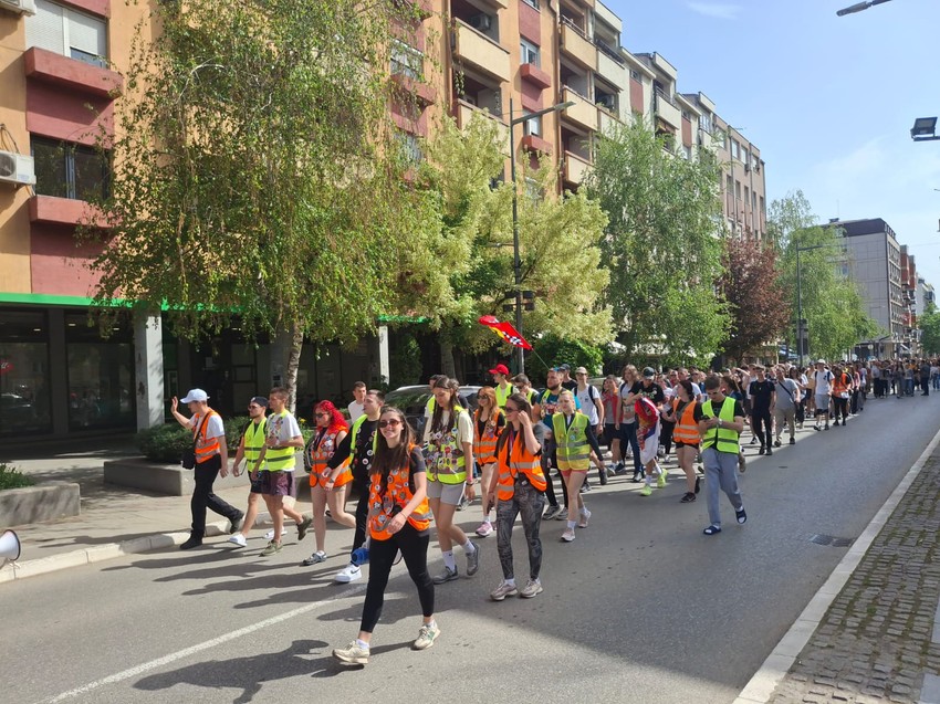 Grupa srednjoškolaca i njihovih nastavnika krenula iz Valjeva peške za Novi Sad