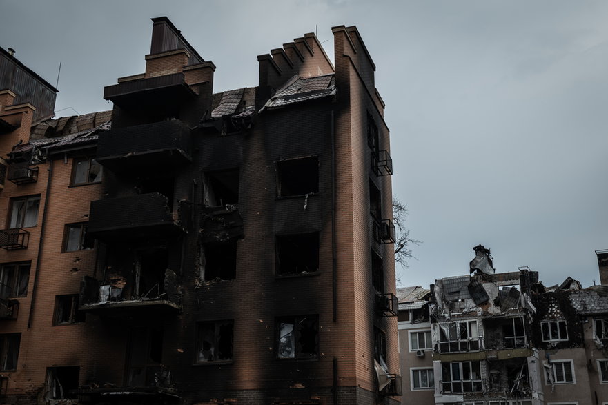 Jedno z osiedli mieszkaniowych w Irpieniu zniszczonych w wyniku rosyjskiego bombardowania.