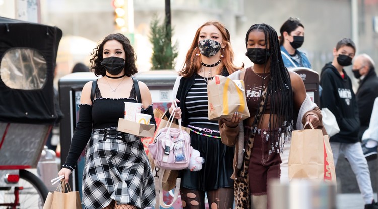 Elviteles McDonald's táskával sétáló amerikai fiatalok New Yorkban, egy év járvány után