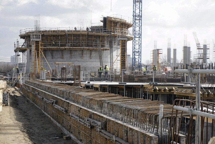Nowe centrum ma strategiczną lokalizację, Rondo Rataje. Jest to zaledwie 5 minut jazdy od historycznego centrum miasta. Dojazd do centrum handlowego zapewnia 11 linii autobusowych i 7 tramwajowych. Ponadto, CH Posnania znajduje się w bezpośrednim sąsiedztwie regionalnych dworców kolejowych.