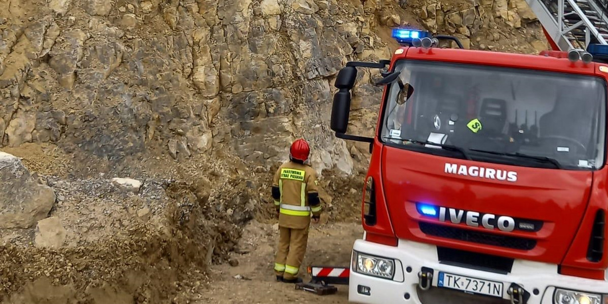 Niecodzienna akcja ratunkowa w kopalni kruszywa pod Kielcami.