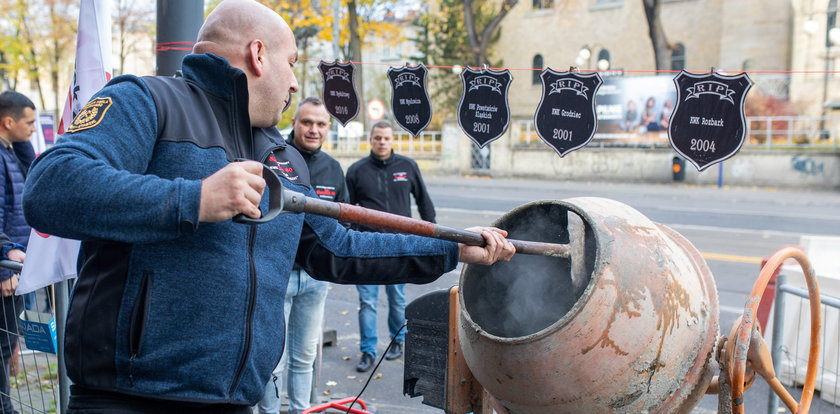 Związkowcy pojawili się w biurze premiera. Wzięli betoniarkę, kielnie i pustaki. Co tam się działo?! [ZDJĘCIA]