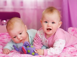 Chłopcy bardziej gadatliwi niż dziewczynki! Ważne odkrycie dotyczące różnic płciowych w aktywności wokalnej niemowląt