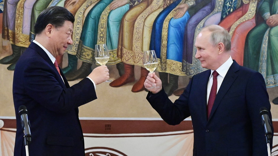 Prezydent Rosji Władimir Putin i przywódca Chin Xi Jinping wznoszą toast podczas przyjęcia po rozmowach na Kremlu w Moskwie, 21 marca 2023 r.