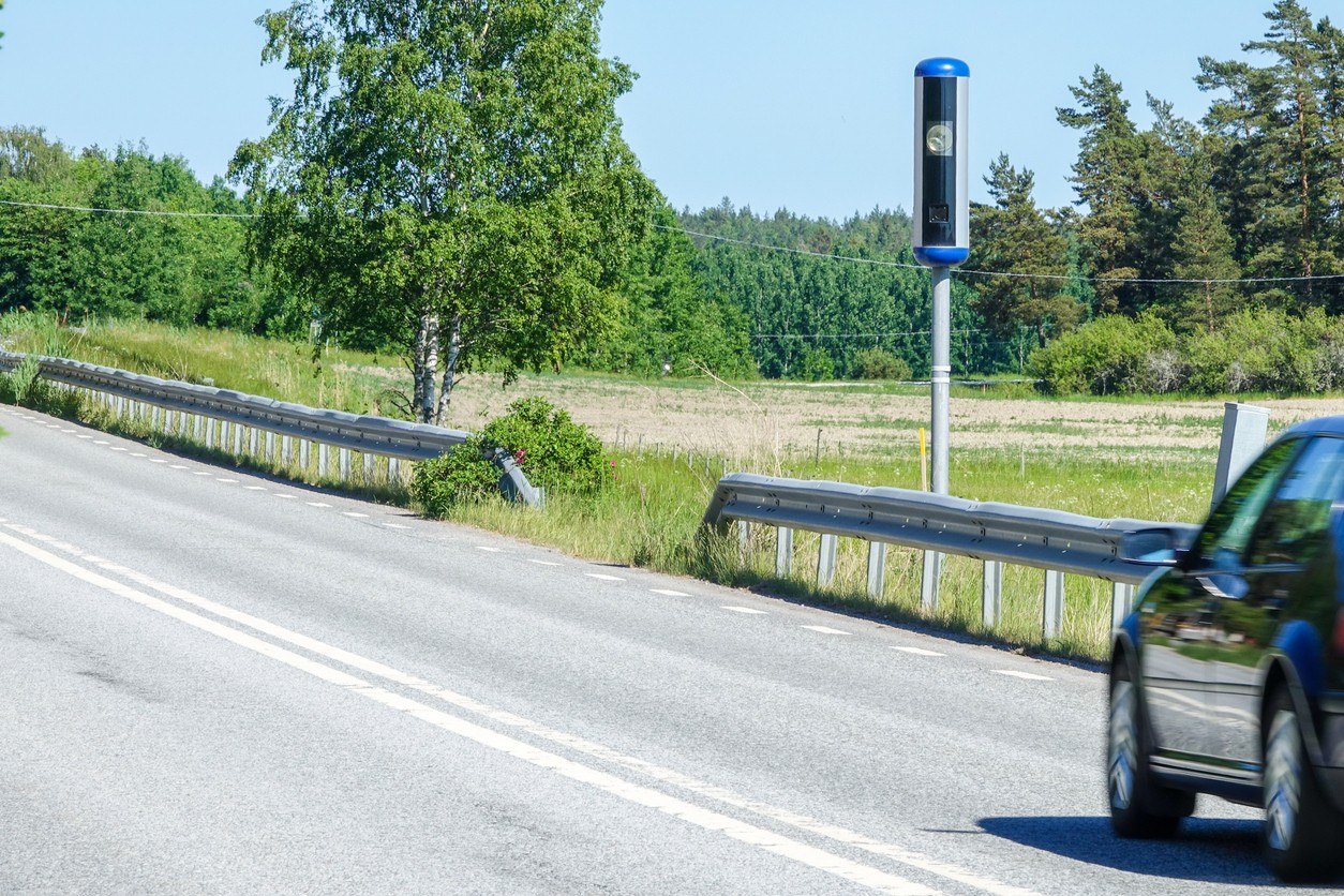Slovenské obce od mája 2026 získajú právomoc prevádzkovať vlastné stacionárne radary a pokutovať vodičov za prekročenie rýchlosti. 