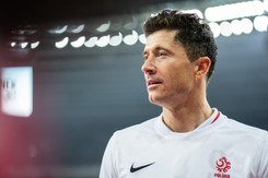 Lewandowski przemówił do kibiców z... budki ratowniczej. 'Forca Barca!' [WIDEO]