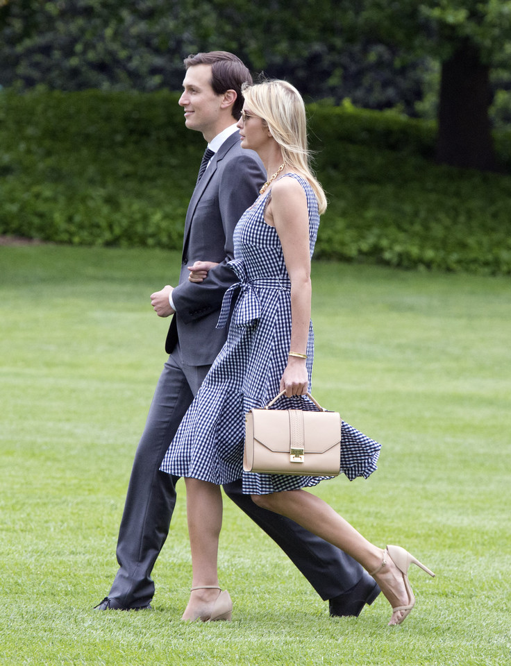Ivanka Trump i Jared Kushner przed swoim domem