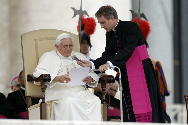 Benedykt XVI i abp Georg Gänswein podczas audiencji 4 października 2010 r.
