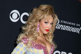 Najbizarnija pevačica današnjice se pojavila na crvenom tepihu i ZGADILA CEO SVET: Izvadila jednu stvar iz torbice i uradila ovo pred ZABEZEKNUTIM FOTOGRAFIMA i mreže se ne smiruju