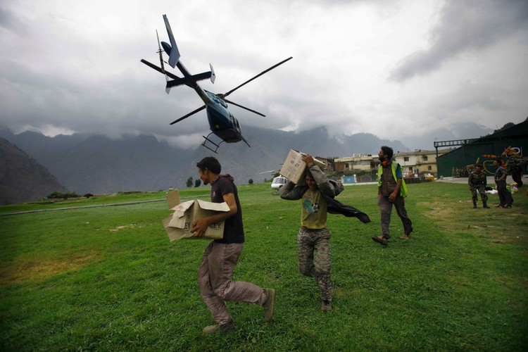 Żołnierze przejmują dostawy żywności i wody dla ofiar powodzi