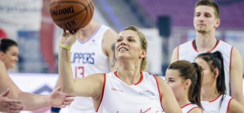 Rozmiar nie ma znaczenia! Jak zwykle hipnotyzująca Joanna Liszowska gra w kosza. FOTO