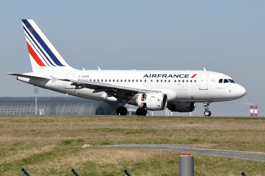 Na ogonie samolotów Air France znajdziemy granatowe, białe i czerwone pasy, których ułożenie odpowiada francuskiej fladze. Czerwony - w charakterystycznym pochyleniu - jest też właściwym logo przewoźnika. 