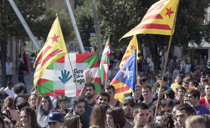 Regionalny rząd Katalonii poinformował w nocy z niedzieli na poniedziałek, że w niedzielnym referendum oddało głosy ok. 2,26 mln osób, z których 90 proc. opowiedziało się za niepodległością tego regionu. 8 proc. było przeciwnych, a pozostałe głosy były nieważne.