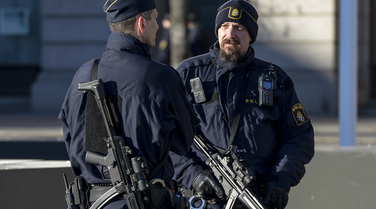 Felfegyverzett rendőrök felügyelik Svédországban a köztereket a párizsi terrortámadások után / Fotó: AFP