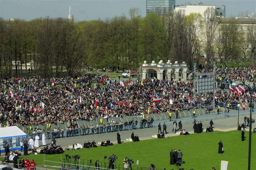 Na Plac Piłsudskiego w Warszawie od świtu zbierać się już pierwsi uczestnicy uroczystości żałobnych