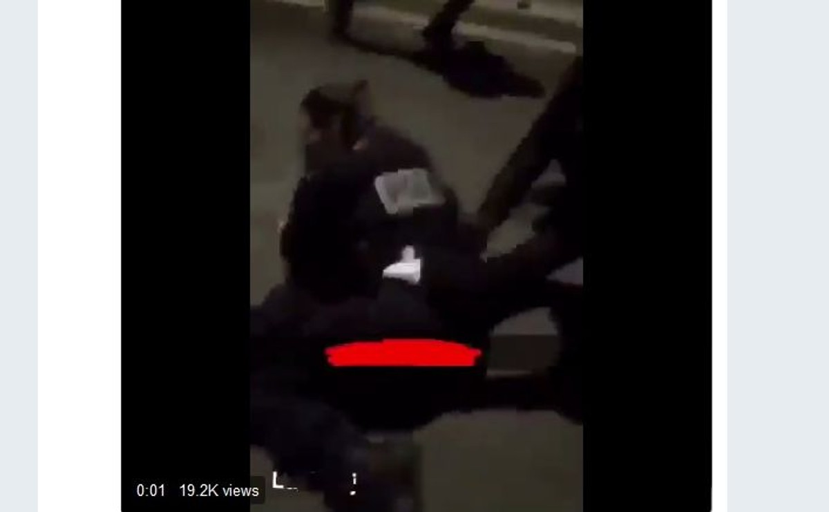 Kadr z nagrania, na którym widać pobicie policjantki