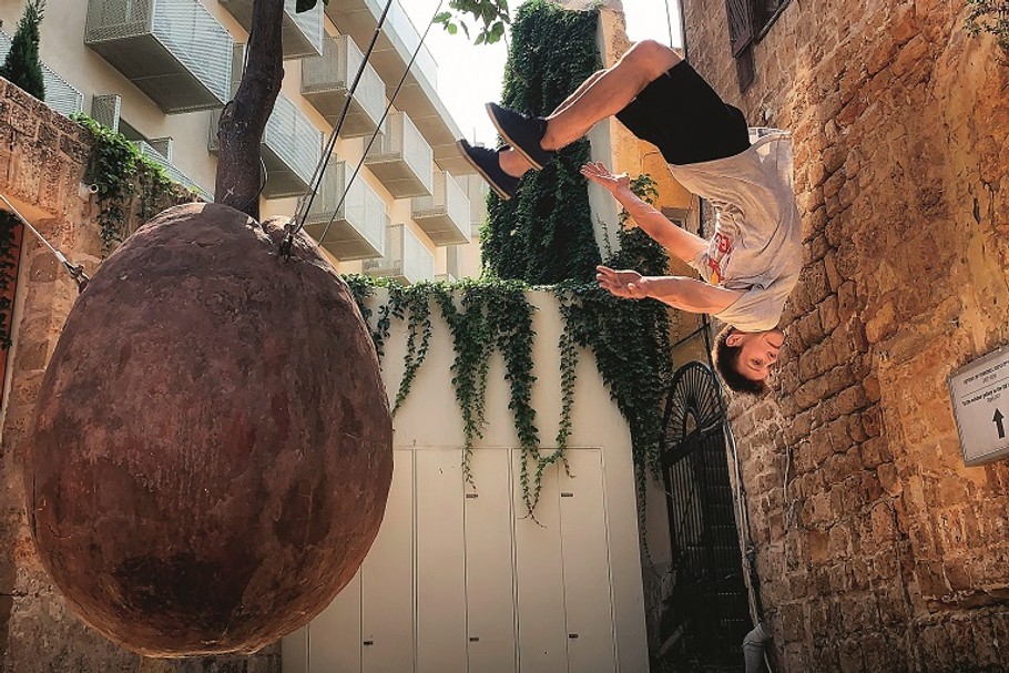 Krystian Kowalewski należy to światowej czołówki freerunnerów. Freerun wyrósł z parkouru. Polega na pokonywaniu przeszkód szybko, ale przede wszystkim z efektownymi akrobatycznymi ewolucjami