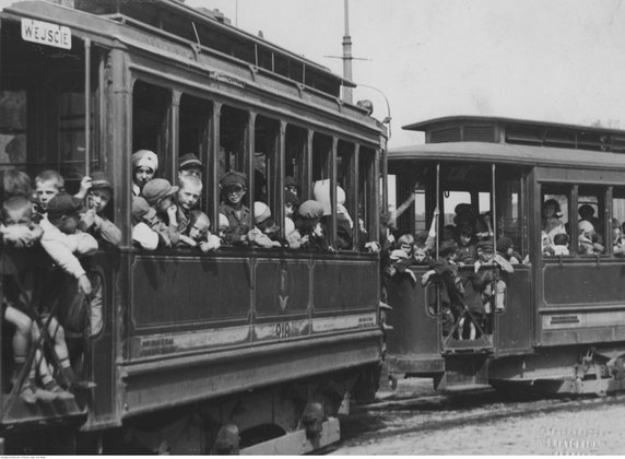 Dzieci udają się tramwajem na pólkolonie na Mokotów (1930, domena publiczna).